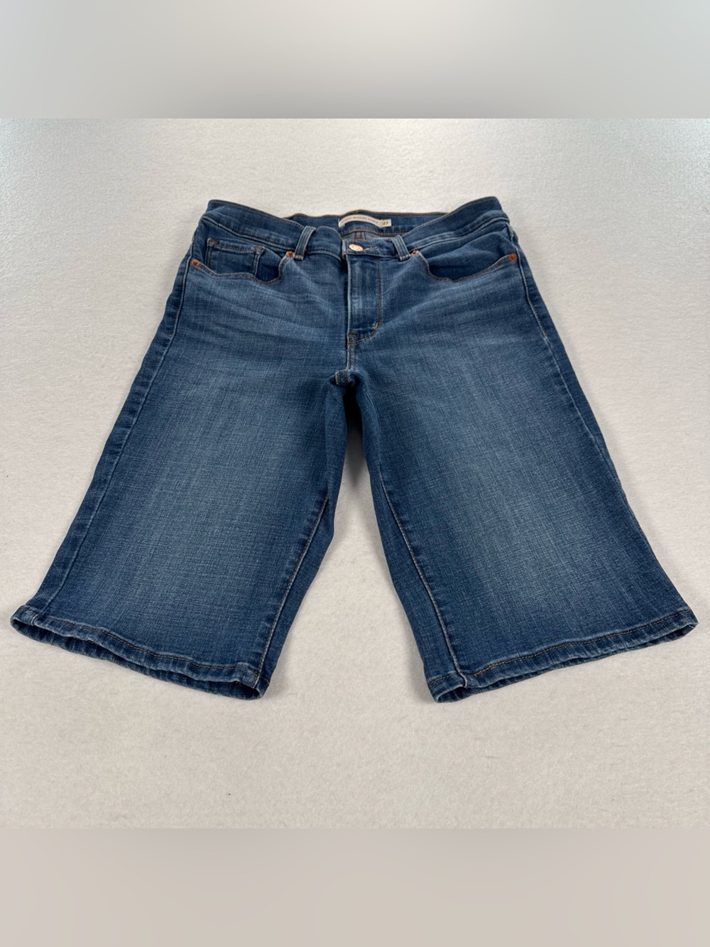 Levi’s Classic Bermuda Jean Shorts Women’s S27 Blue Mid Rise Med Wash Denim Long - Picture 9 of 10